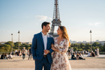 monsieur avec sa femme devan la tour eiffel
